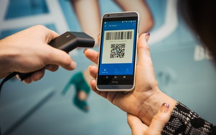 Der Alipay-Code des Kunden kann auch mittels Handscanner verarbeitet werden. (© Philipp Lipiarski)
Kunde bezahlt per Handy-App