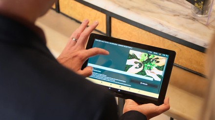 Über die digitale Gästemappe auf dem In-Room-Tablet hat jeder Gast des Van der Valk Hotels Hildesheim die Möglichkeit, die tägliche Zimmerreinigung abzubestellen. Für jede abbestellte Zimmerreinigung wird dann für einen Setzling gespendet. (Foto: © Betterspace)
Digitale Gästemappe von Betterspace