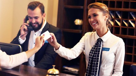 Für mehr Gäste im Hotel ist laut Alexander Laubner und Steve Heinecke ein Umdenken hinsichtlich des Marketings erforderlich. (Foto: © Kalim/stock.adobe.com)
Hotelrezeption: Rezeptionistin übergibt Schlüsselkarte