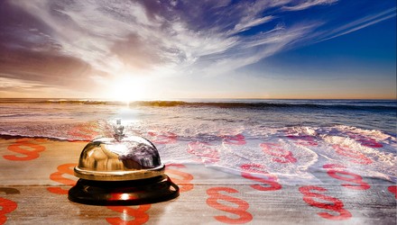 Ein deutscher Hotelier hat nun eine Plattform für alle Gastgeber gegründet, die von den Folgen der neuen Alkoholgesetze auf Mallorca betroffen sind. (© Pascal Huot/stock.adobe.com)
Eine Hotelklingel am Strand von Mallorca