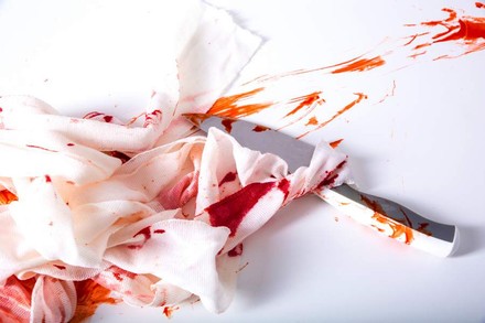 Ein blutiges Messer in besudelten Bandagen