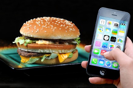 Ein Big Mac von McDonald’s neben einem Smartphone