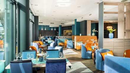 Passend zum maritimen Thema der Speisekarte ist das Restaurant Vitello Land & Meer mit frischen Blau- und Grüntönen, botanischen Akzenten sowie einem neuen, warmen Lichtkonzept ausgestattet. (Foto: © Gorgeous Smiling Hotels)
Restaurant Vitello Land & Meer