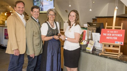 Alexander Ipp (ÖHV-Vizepräsident und Eigentümer Ipp Hotels), Prof. Christoph Madl (Geschäftsführer NÖ-Werbung), Tourismuslandesrätin Dr. Petra Bohuslav und HGA-Lehrling Jessica Schramm vom Althof Retz