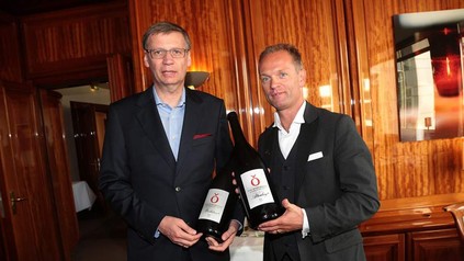 Günther Jauch und Guenter Tietz mit Weinflaschen