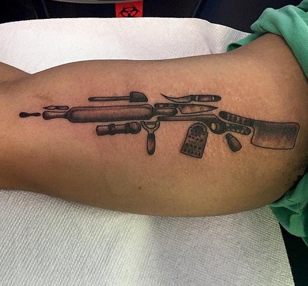Gewehr Gastro-Tattoo