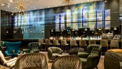 Die lichterfüllte Lobby des neuen Motel One Hotels in Bonn