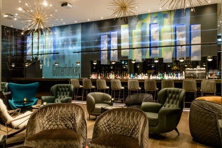 Die lichterfüllte Lobby des neuen Motel One Hotels in Bonn