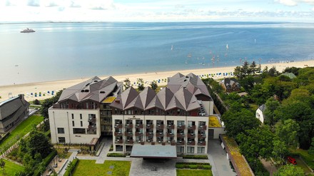 Im Rahmen des Modellprojektes Nordfriesland öffnet das Upstalsboom Wellness Resort Südstrand am 1. Mai. (Foto: © Upstalsboom Wellness Resort Südstrand)
Luftaufnahme des Upstalsboom Wellness Resort Südstrand