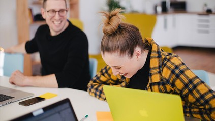 Eine Frau vor einem Laptop