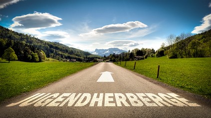 Eine Straße, die zu einer Jugendherberge führt