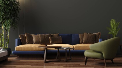Blaues Sofa mit braunem Bezug