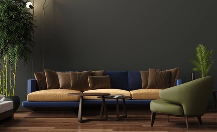 Blaues Sofa mit braunem Bezug