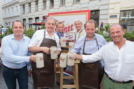 Bieranstich „Beim Czaak“ mit Schwechater Wiener Lager (v. l.): Wolfgang Schinninger, Wirt Peter Czaak, Bernhard Mitteröcker, Schwechater Braumeister Andreas Urban, Generaldirektor Markus Liebl sowie Peter Dobcak, Obmann Wirtschaftskammer Wien Fachgruppe Gastronomie