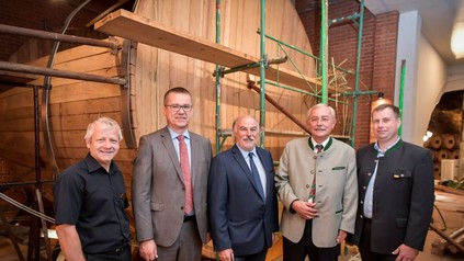Ing. Michael Rethaller (Qualitätssicherung), Andreas Pirschl (Vorstand Lenz Moser), Ing. Ernest Grossauer (Kellermeister und Kellereileiter), Walter Holzner (Vorstandsvorsitzender Lenz Moser), Ing. Norbert Gutmayer (Leitung Schlossweingut Malteser Ritterorden) vor dem neuen Fass