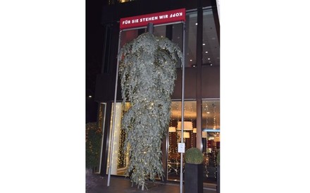 Verkehrt aufgestellter Christbaum vor dem Marriott in Zürich