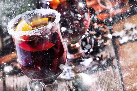 Eine heiße Tasse Glühwein auf einem Tisch