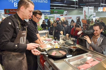 Ein Team von jungen Köchen kocht in einer Messehalle der HOGA-Messe