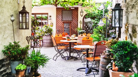 Außengastronomie in hübschem Gässchen