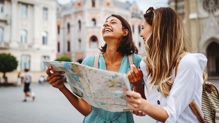 Nach zwei Jahren Corona-Pandemie ist die Reiselust bei den Deutschen groß. Trotzdem machen sich viele wegen der hohen Inflation Sorgen. (Foto: © NDABCREATIVITY – stock.adobe.com)
Zwei junge Frauen mit einer Stadtkarte