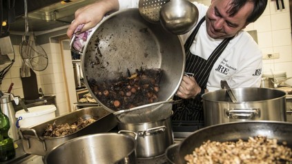 Uwe Machreich schüttet Essen in Kochtopf