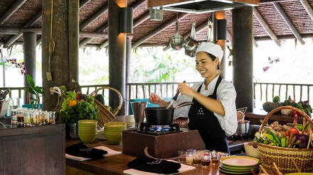 Küchen sollen künftig ohne Plastik auskommen. Six Senses Yao Noi hat dazu einen Prototyp entwickelt. (Foto: © Six Senses Hotels Resorts Spas)
Six Senses Yao Noi Köchin in der Küche