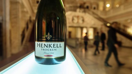 Eine Flasche Henkell Trocken steht auf einem Tresen in einem Hotel