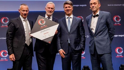 Ein Gruppenbild: Walter Sinn, Geschäftsführer Bain & Company, Dieter Müller, CEO und Gründer Motel One Group, Harald Krüger, Vorsitzender des Vorstands der BMW AG, Martin Noé, Stellvertretender Chefredakteur manager magazin