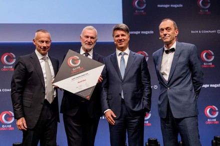 Ein Gruppenbild: Walter Sinn, Geschäftsführer Bain & Company, Dieter Müller, CEO und Gründer Motel One Group, Harald Krüger, Vorsitzender des Vorstands der BMW AG, Martin Noé, Stellvertretender Chefredakteur manager magazin