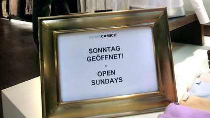 Schild mit Inschrift "Sonntag geöffnet!"