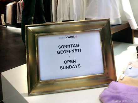 Schild mit Inschrift „Sonntag geöffnet!“
