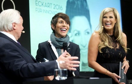 Sternekoch Eckart Witzigmann gratuliert der Spitzenköchin zur Verleihung des Gastro-Preises „Eckart 2016“