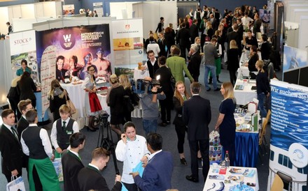 Viele Besucher drängen sich an den Aussteller-Ständen am Recruiting Day in den Tourismusschulen Bad Gleichenberg