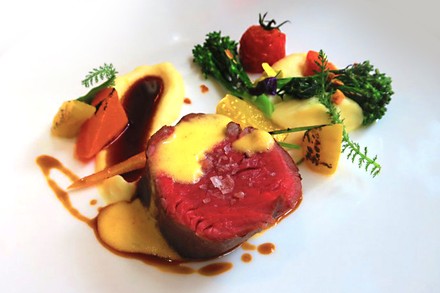 Ein schön angerichtetes Luxusessen auf einem Teller