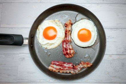 Gesicht aus Eiern und Speck in Pfanne