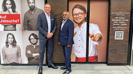 Thomas Harms, Bereichsleiter Block House Restaurantbetriebe, und Anton Kumar, Betriebsleiter im neuen Block House am Rindermarkt. (Foto: © Block House)