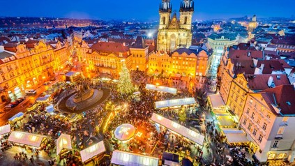 Eine Nachtaufnahme von Prag mit dem Weihnachtsmarkt