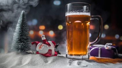 Ein Craft-Bier im Glas, das auf dem Schnee steht