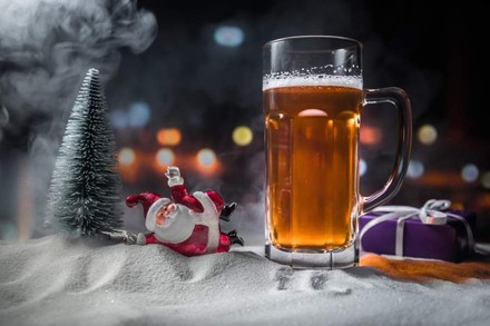 Ein Craft-Bier im Glas, das auf dem Schnee steht