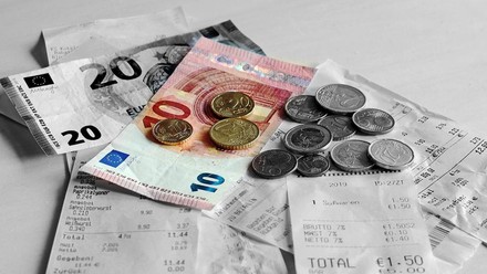 Kassenbons auf einem Tisch