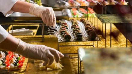 Eine Lebensmittelkontrolle bei einem Buffet