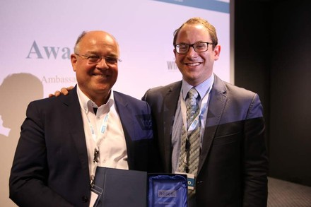 WIHOGA-Schulleiter Harald Becker (l.) freut sich über die Auszeichnung, die ihm von John Lohr, HOSCO-Director of Development (r.) in Paris übergeben wurde