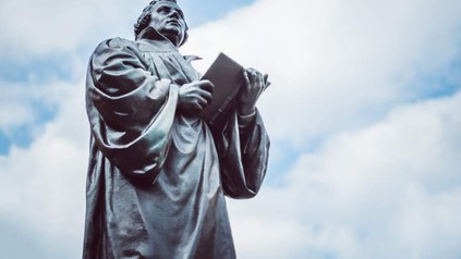 Martin Luther Statue von unten