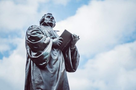Martin Luther Statue von unten