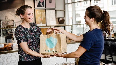 Übergabe einer „Too Good To Go“-Überraschungstüte