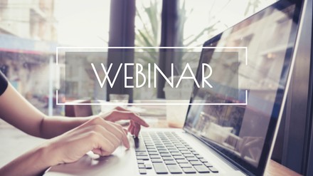 Nahaufnahme von Frauenhänden, die auf einem Laptop tippen, über dem Bild liegt eine Banner-Grafik mit dem Wort „Webinar“
