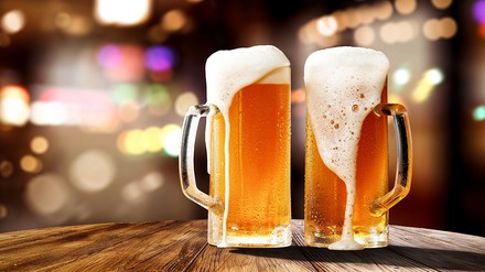 Zwei Bierkrüge auf einem Tisch