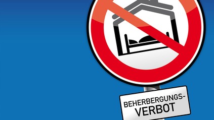 Schild mit der Aufschrift "Beherbergungsverbot"