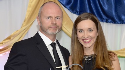 Mann und Frau halten beide eine Trophäe Luxury Travel Awards