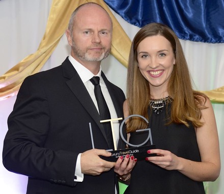 Mann und Frau halten beide eine Trophäe Luxury Travel Awards